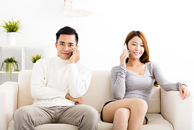 浅谈电话的快乐年轻夫妇