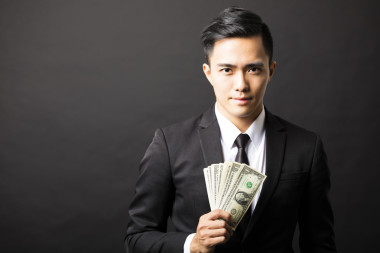 年輕的商業(yè)人持有貨