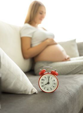 等待宝贝的概念。对孕妇的闹钟