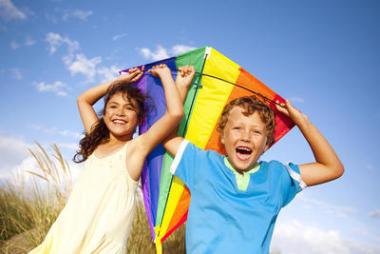 孩子们玩风筝图片