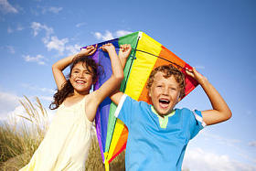 孩子们玩风筝图片