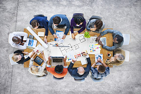 商务人士集思广益图片