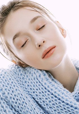 美年轻金发美女在风化的嘴唇围巾关闭孤立