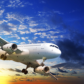 喷气式飞机在落日的天空图片