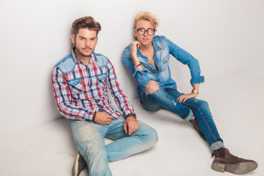 普通朋友休息，坐在地板上