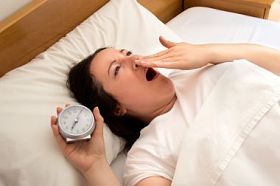 女人在床上打哈欠清晨