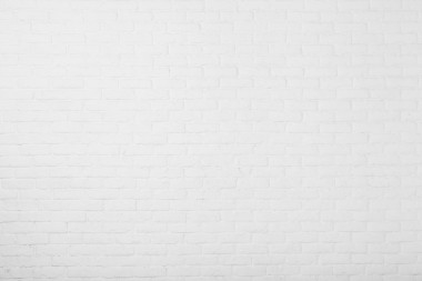 老年的油漆的背景墻上的白磚