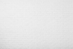 老年的油漆的背景墙上的白砖