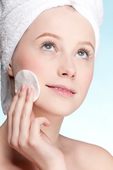 应用海绵的年轻女人的特写脸