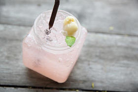 荔枝汁对木材的背景图片