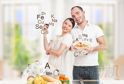 俏皮的年輕夫婦，在他們的廚房準(zhǔn)備健康食品