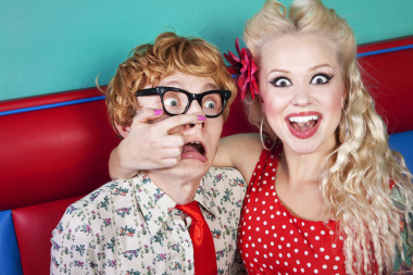 女孩取笑的書(shū)呆子的家伙