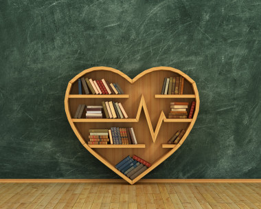 培训的概念。木制书架满了书中的 h 形式