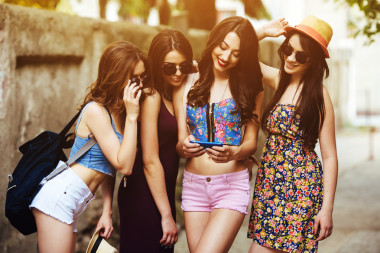 在城市的漂亮女孩图片