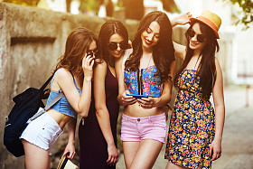 在城市的漂亮女孩图片