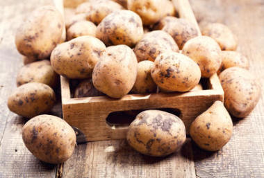 在一個盒子里的原料土豆圖片