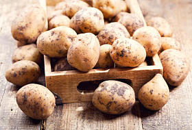 在一个盒子里的原料土豆图片