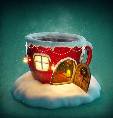 驚人的童話房子裝飾圣誕節(jié)與打開的門和壁爐里面的茶杯子的形狀。不尋常的圣誕圖