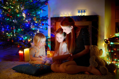 母親和女兒使用 tablet pc