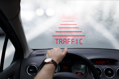 平視系統(tǒng)技術(shù)在汽車中有霧的早晨