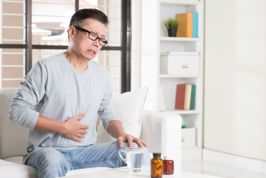 成熟的亞洲男人肚子痛圖片
