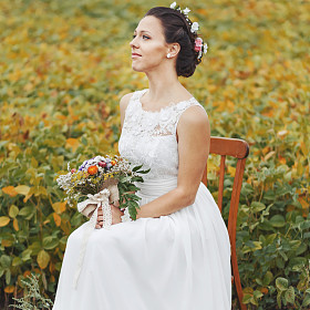 幸福的时刻，婚礼当天的年轻新婚夫妇