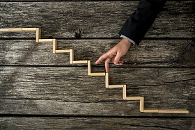 商人或学生用手指在木制台阶上行走