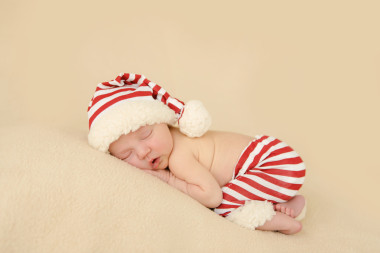 剛出生的嬰兒睡在一起圣誕老人帽子圣誕