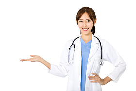 友好的年轻的女医生与显示的手势