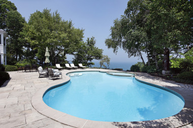 游泳池与湖景图片