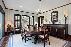 饭厅与门廊的大门图片