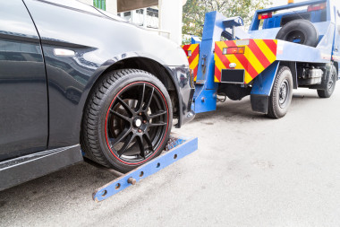 拖車牽引斷倒在大街上的車圖片