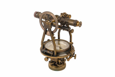 老式驗(yàn)船師的水平 (過(guò)境，經(jīng)緯儀) 用指南針上白色孤立