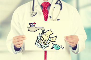 醫(yī)生手里拿著白卡用洗手簽