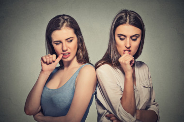 兩個(gè)愛生氣的女孩，會(huì)通過他們的關(guān)系生活中的沖