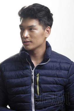 亞洲人，羽絨背心加外套的肖像