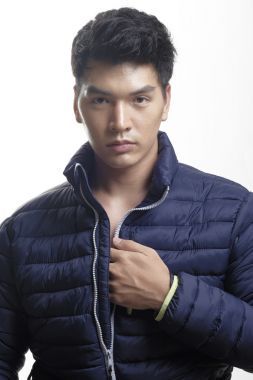 亞洲人，羽絨背心加外套的肖像