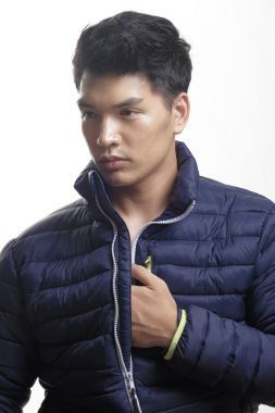 亚洲人，羽绒背心加外套的肖像