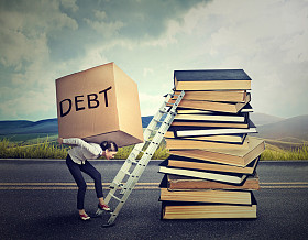 学生贷款债务概念。沉重的箱子债务进行教育阶梯上的女人