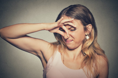 女人捏鼻子的手指看起來令人厭惡的東西臭難聞的氣味
