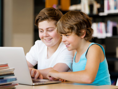 兩個男孩在圖書館