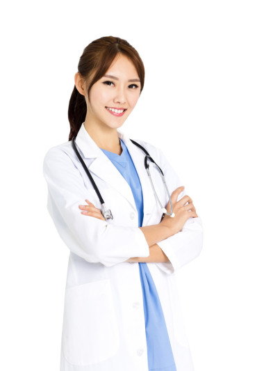 微笑著的年輕女醫(yī)生白色孤立