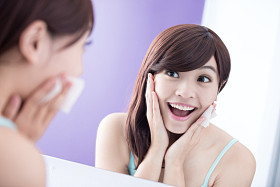 微笑的女人卸妆容图片