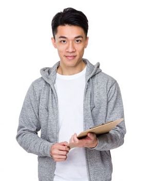 年轻的亚洲人，灰色毛衣