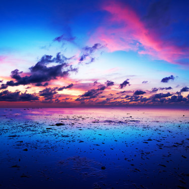 在退潮的海灘日出