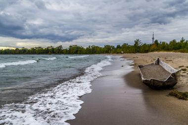 老船在岸上图片