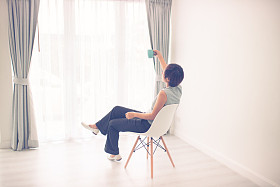 女人在家里坐在现代椅子上图片