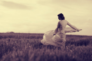 穿白色连衣裙的女孩不属于