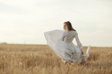 女人白色连衣裙金秋路图片