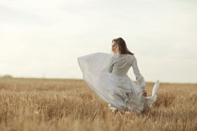 女人白色连衣裙金秋路图片